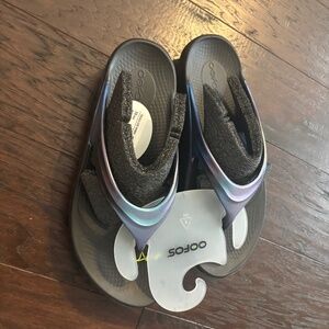Women’s Oofos sandals Size 10 NWT never worn